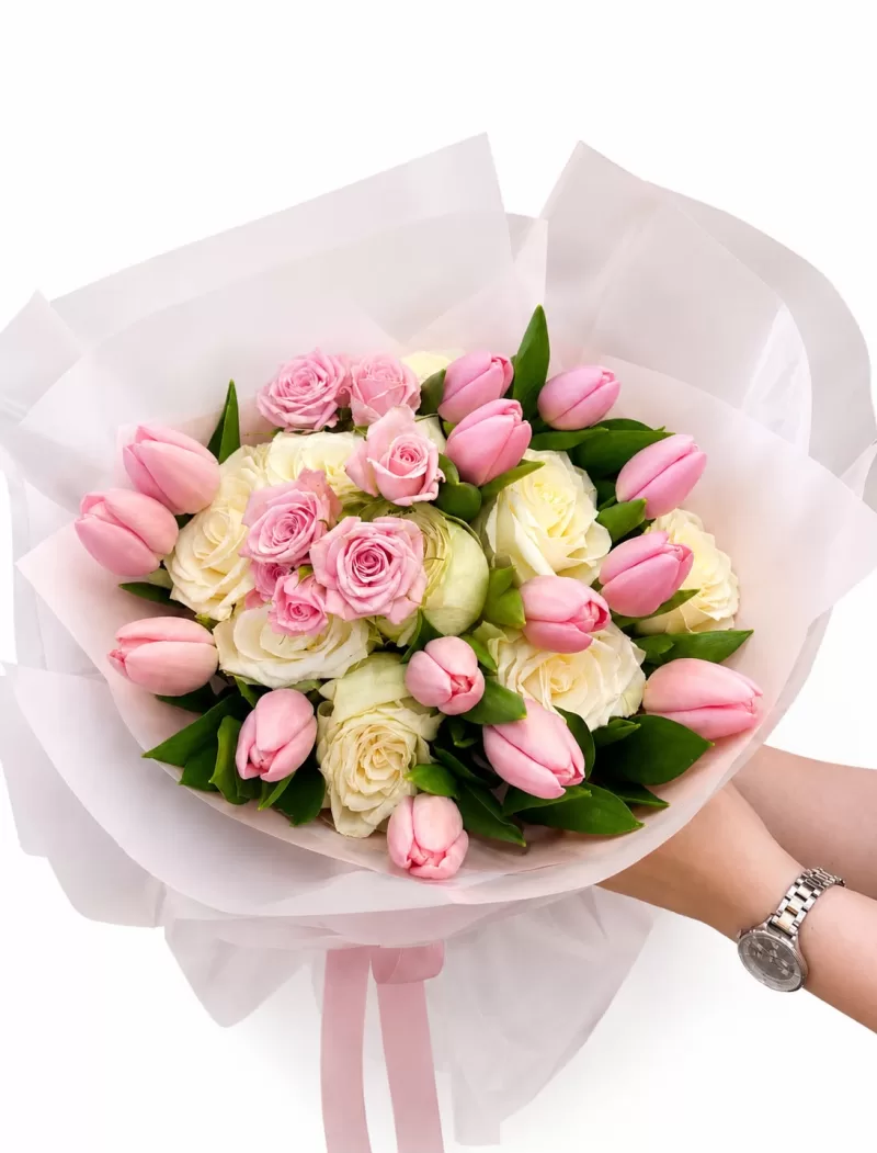 Pembe Lale ve Beyaz Gül Buketi – Romantik ve Zarif Premium Çiçek Aranjmanı
